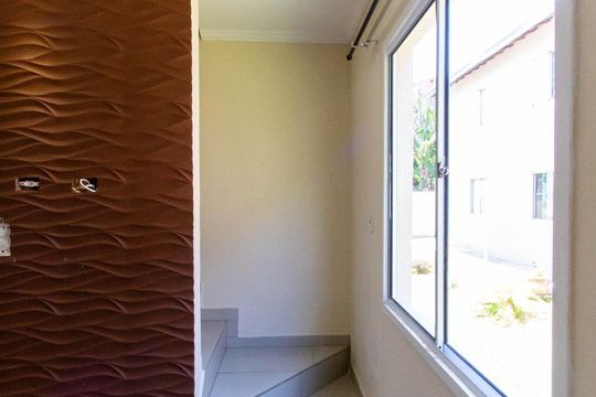 Escada de acesso ao segundo andar de casa para alugar com 2 quartos, 57m² em Recanto Arco Verde, Cotia