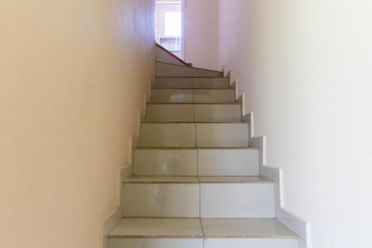 Escada de acesso ao segundo andar de casa para alugar com 2 quartos, 57m² em Recanto Arco Verde, Cotia