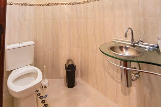 Lavabo de casa para alugar com 4 quartos, 340m² em Vila Scarpelli, Santo André