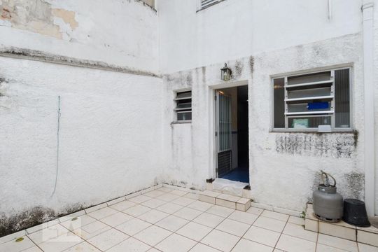 Quintal e área de serviço de casa para alugar com 2 quartos, 170m² em Jardim do Mar, São Bernardo do Campo