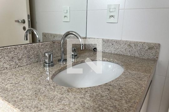 Banheiro da Suíte de apartamento para alugar com 2 quartos, 72m² em Chácara Inglesa, São Paulo