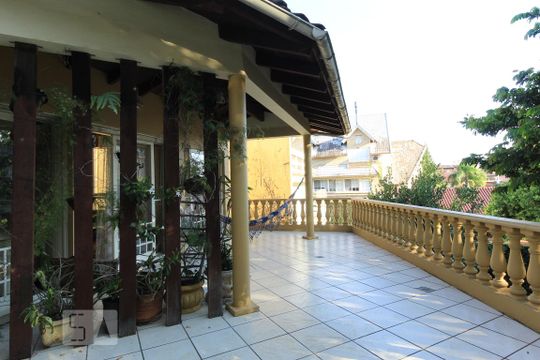 Varanda de casa à venda com 4 quartos, 600m² em Jardim Isabel, Porto Alegre