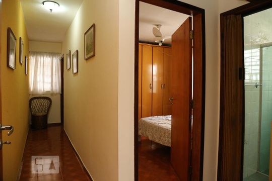 Corredor  de casa à venda com 4 quartos, 200m² em Vila Sônia, São Paulo