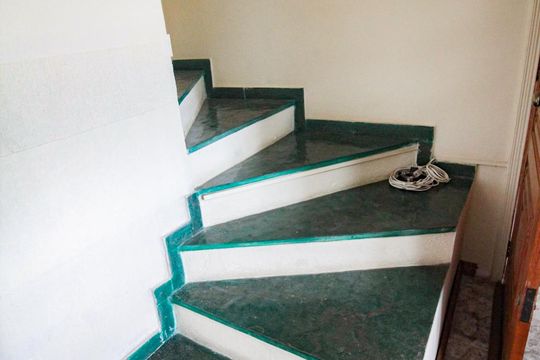 escada acesso quartos de casa para alugar com 3 quartos, 150m² em Vila Francos, São Paulo