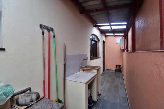 Corredor Lateral de casa à venda com 3 quartos, 224m² em Jardim Ana Maria, Santo André