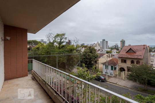 Varanda de casa à venda com 3 quartos, 400m² em Petrópolis, Porto Alegre