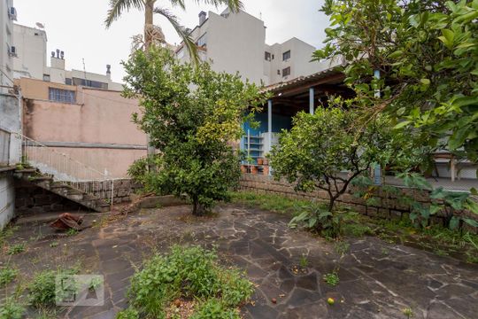 Pátio de casa à venda com 3 quartos, 400m² em Petrópolis, Porto Alegre