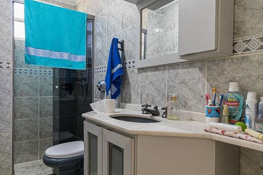 Banheiro de apartamento para alugar com 2 quartos, 63m² em São João, Porto Alegre