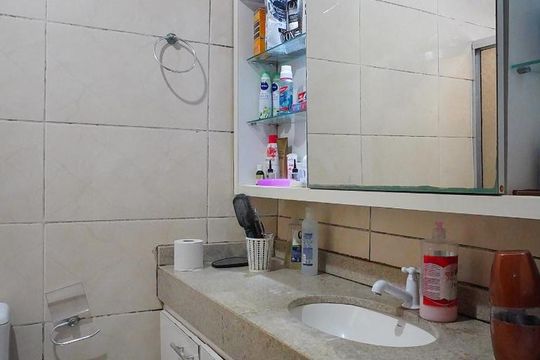 Banheiro de casa de condomínio à venda com 3 quartos, 180m² em Navegantes, Porto Alegre