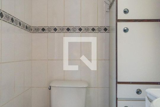 Banheiro de apartamento à venda com 3 quartos, 70m² em Camaquã, Porto Alegre