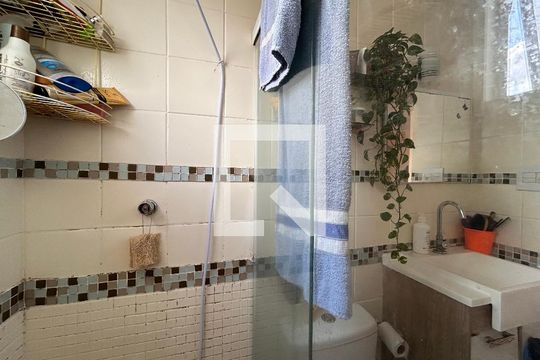 Banheiro de apartamento à venda com 2 quartos, 60m² em Vila Amélia, São Paulo