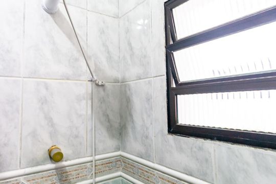 Banheiro de casa de condomínio à venda com 2 quartos, 70m² em Chácara Mafalda, São Paulo