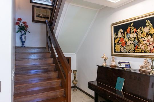 Sala de Estar- Escada de casa de condomínio à venda com 2 quartos, 450m² em Barra da Tijuca, Rio de Janeiro