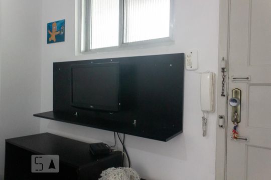 Detalhe sala de apartamento para alugar com 1 quarto, 45m² em Guilhermina, Praia Grande