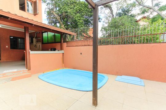 Quintal de casa à venda com 4 quartos, 200m² em Espírito Santo, Porto Alegre
