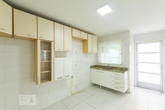 Cozinha  de casa à venda com 3 quartos, 135m² em Mata Paca, Niterói