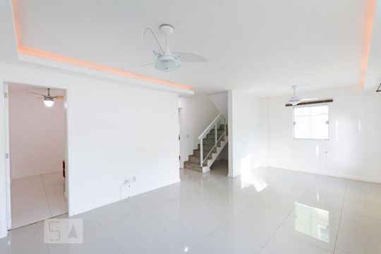 Sala de casa à venda com 3 quartos, 135m² em Mata Paca, Niterói