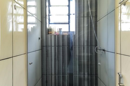 Banheiro de apartamento à venda com 1 quarto, 44m² em Partenon, Porto Alegre