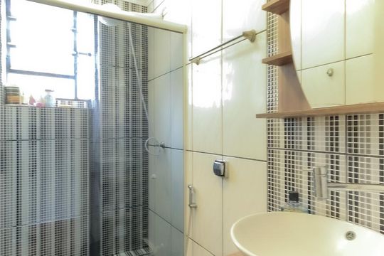 Banheiro de apartamento à venda com 1 quarto, 44m² em Partenon, Porto Alegre