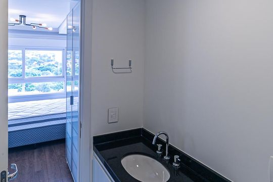 Banheiro de apartamento à venda com 1 quarto, 50m² em Jardim do Salso, Porto Alegre