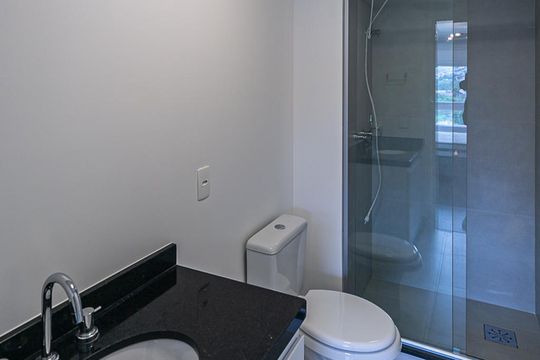 Banheiro de apartamento à venda com 1 quarto, 50m² em Jardim do Salso, Porto Alegre