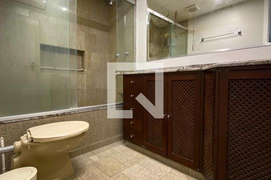 Banheiro da suíte de apartamento à venda com 4 quartos, 153m² em Lagoa, Rio de Janeiro