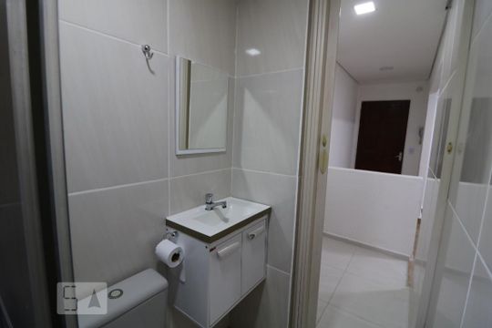Banheiro de apartamento à venda com 2 quartos, 47m² em Conjunto Habitacional Teotonio Vilela, São Paulo