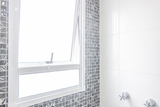 Banheiro de apartamento à venda com 2 quartos, 48m² em Jardim Leonor Mendes de Barros, São Paulo