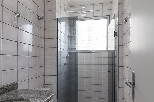 Banheiro de apartamento à venda com 2 quartos, 60m² em Jardim Zaira, Guarulhos