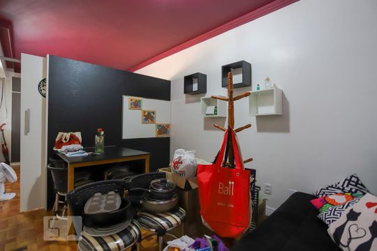 Sala de kitnet/studio para alugar com 1 quarto, 40m² em Passo da Areia, Porto Alegre