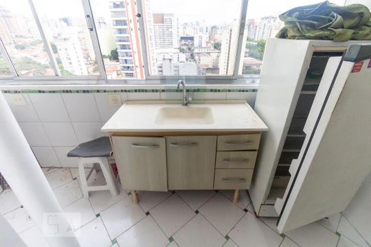 Cozinha de apartamento para alugar com 1 quarto, 40m² em Aclimação, São Paulo