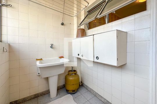 Área de Serviço de apartamento para alugar com 2 quartos, 77m² em Jardim Las Palmas, Guarujá