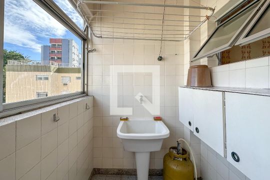 Área de Serviço de apartamento para alugar com 2 quartos, 77m² em Jardim Las Palmas, Guarujá
