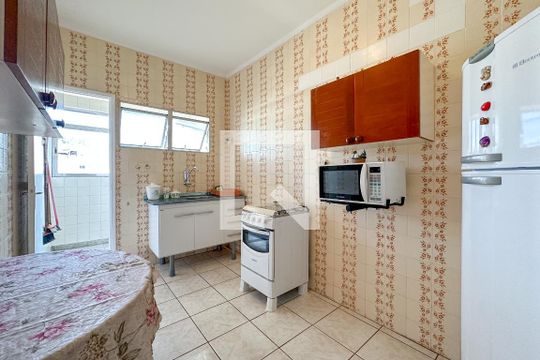 Cozinha de apartamento para alugar com 2 quartos, 77m² em Jardim Las Palmas, Guarujá