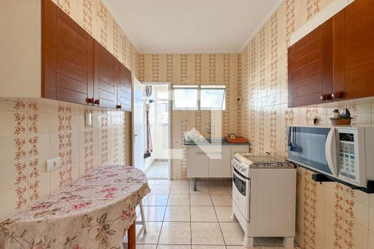 Cozinha de apartamento para alugar com 2 quartos, 77m² em Jardim Las Palmas, Guarujá