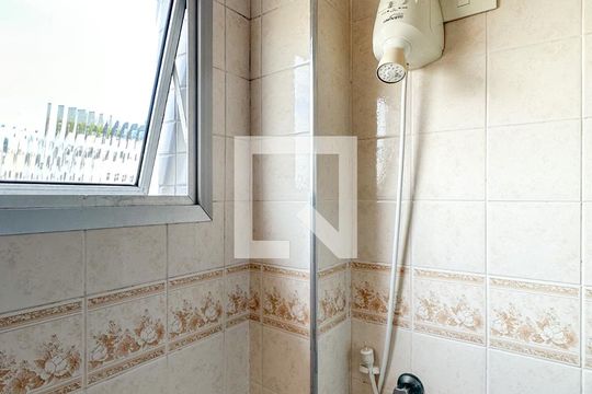 Banheiro de apartamento para alugar com 2 quartos, 77m² em Jardim Las Palmas, Guarujá