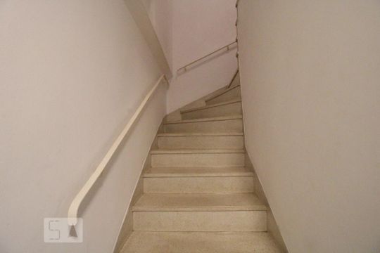 Escada para os quartos de casa para alugar com 3 quartos, 280m² em Campo Belo, São Paulo