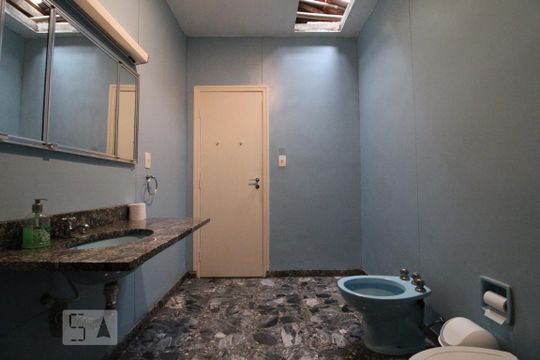 Banheiro comum de casa para alugar com 3 quartos, 280m² em Campo Belo, São Paulo