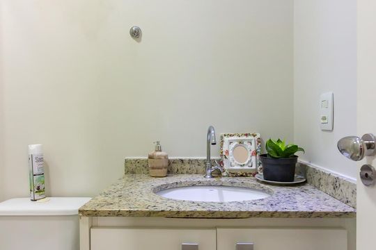 Banheiro de apartamento à venda com 2 quartos, 57m² em Umuarama, Osasco