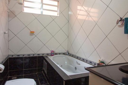 Banheiro de casa à venda com 3 quartos, 260m² em Jardim das Palmeiras, Várzea Paulista