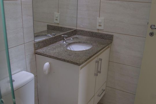 Banheiro social de apartamento para alugar com 3 quartos, 66m² em Parque dos Lagos, Ribeirão Preto