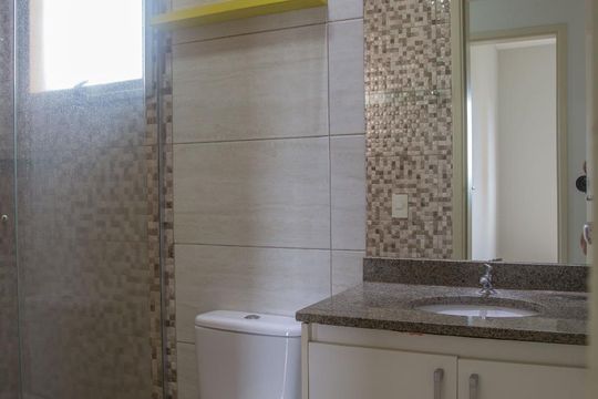 Banheiro social de apartamento para alugar com 3 quartos, 66m² em Parque dos Lagos, Ribeirão Preto