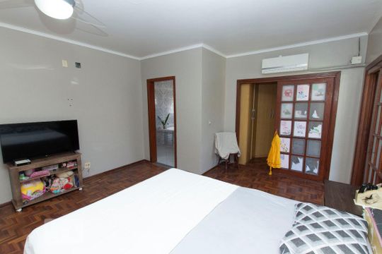 Suíte de casa à venda com 4 quartos, 300m² em Jardim Itu, Porto Alegre
