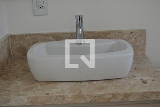 Banheiro suíte de apartamento para alugar com 3 quartos, 73m² em Cavalhada, Porto Alegre