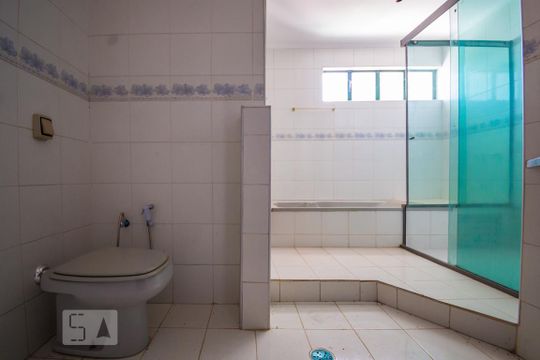 Banheiro da Suíte de casa à venda com 3 quartos, 350m² em Jardim das Paineiras, Campinas