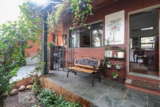 Entrada de casa à venda com 4 quartos, 220m² em Vila Mariana, São Paulo