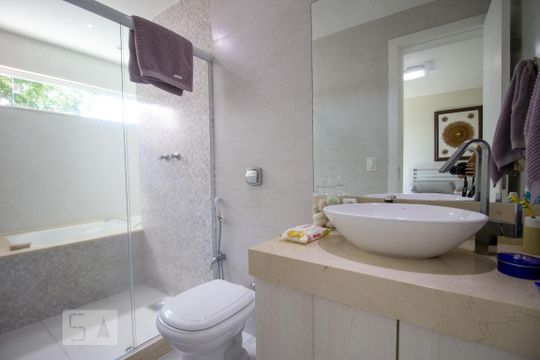 Banheiro da Suíte 1 de casa de condomínio à venda com 5 quartos, 420m² em Vargem Pequena, Rio de Janeiro