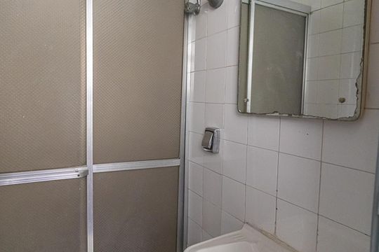 Banheiro de serviço de apartamento para alugar com 2 quartos, 78m² em Vila Romana, São Paulo