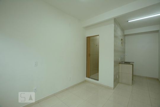 Sala de casa para alugar com 1 quarto, 20m² em Bonsucesso, Rio de Janeiro