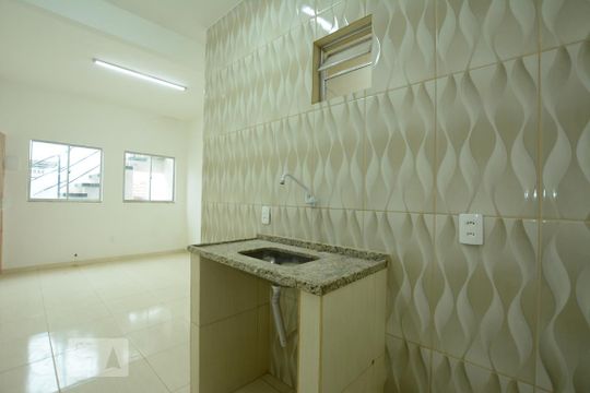 Cozinha de casa para alugar com 1 quarto, 20m² em Bonsucesso, Rio de Janeiro